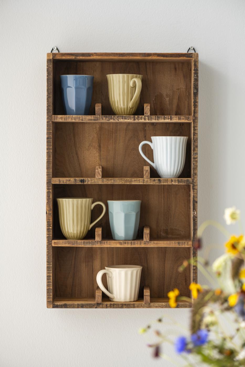 Væghylde med kopper i træ fra Ib Laursen