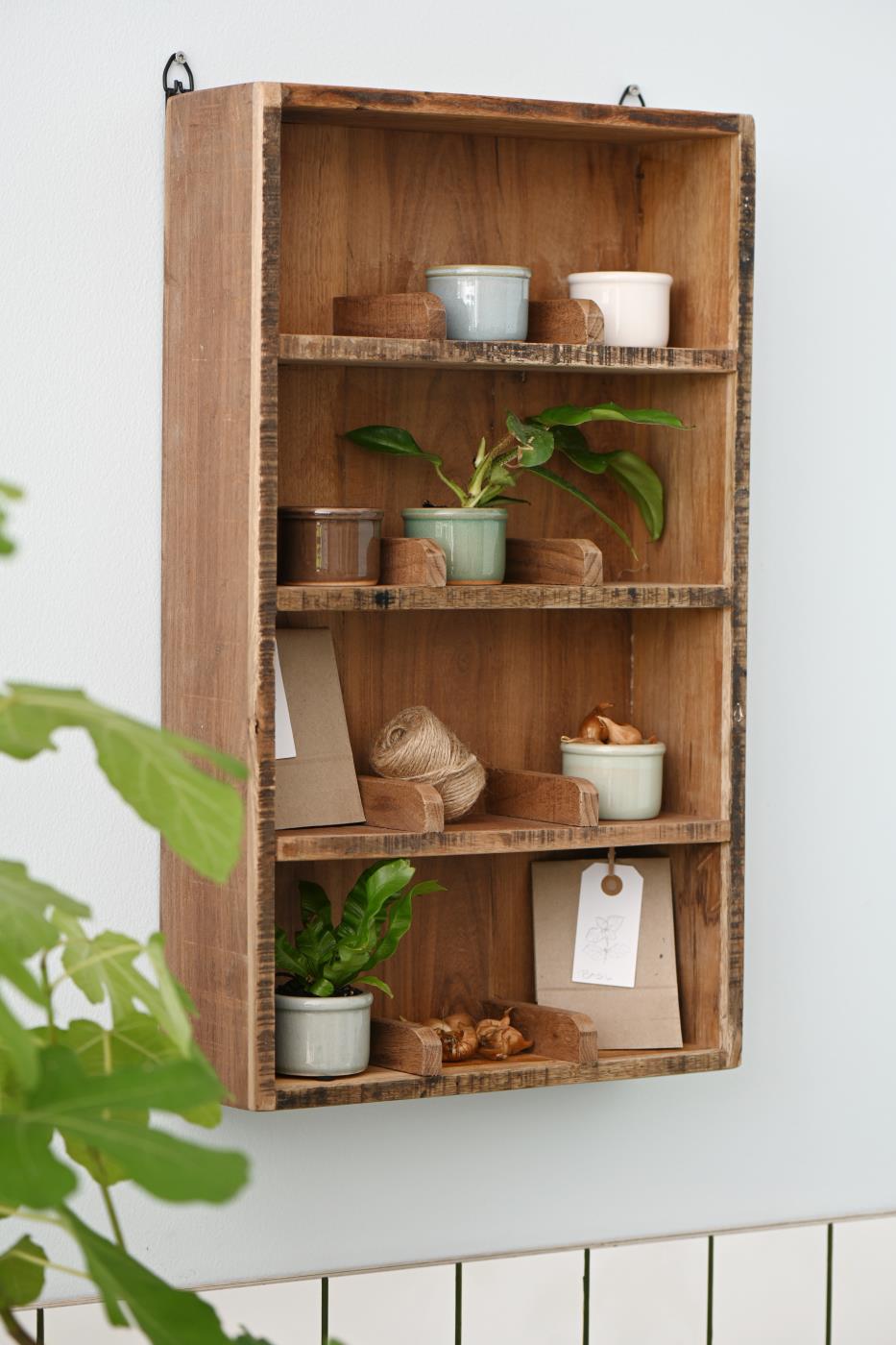 Rustik hylde i træ til keramikkopper og krus fra Ib Laursen