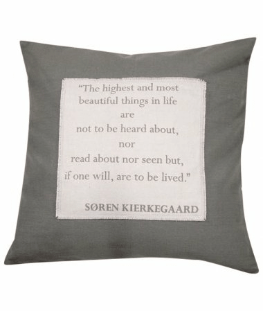 Pudebetræk med citat af Søren Kierkegaard