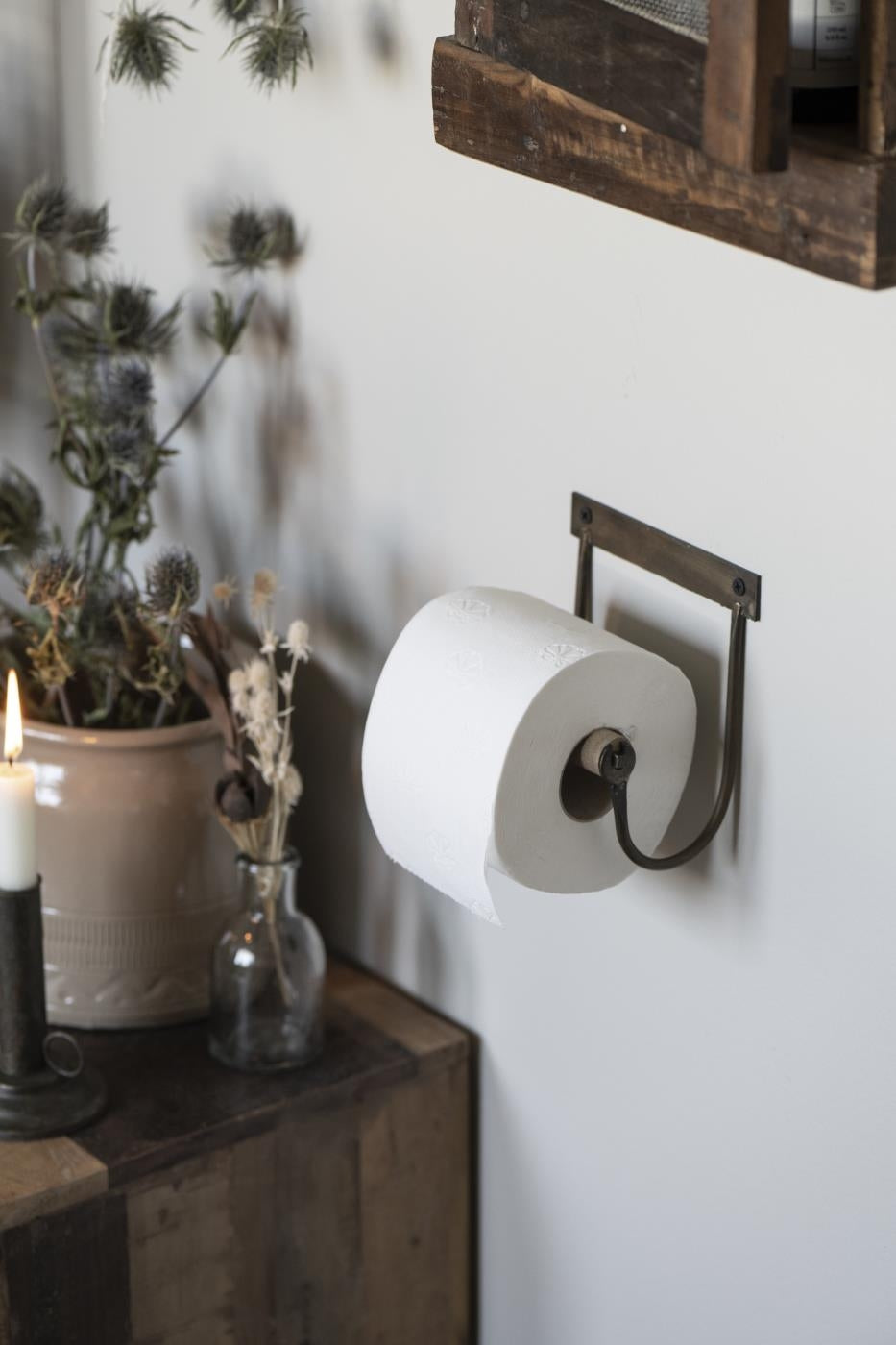 Sort toiletpapirsholder med trærulle