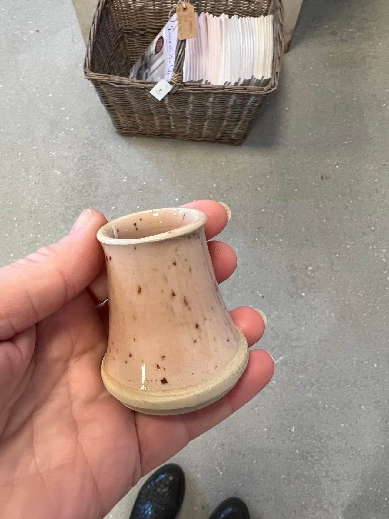 Lille rosa vase i håndlavet keramik