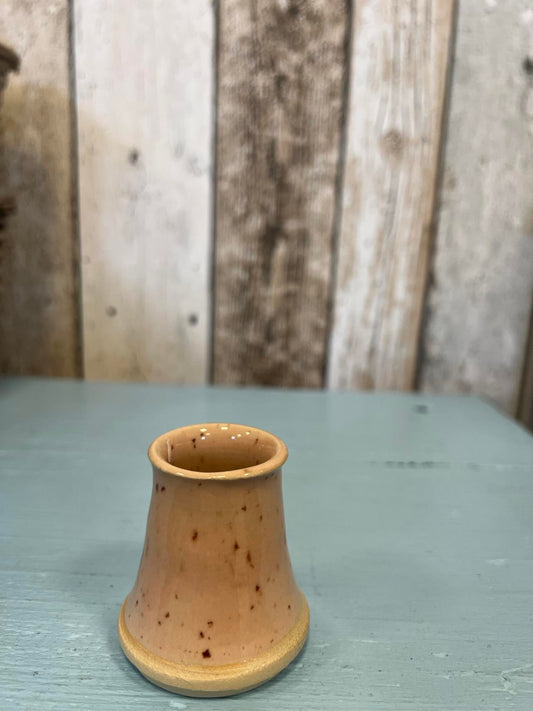 Lille rosa vase i håndlavet keramik